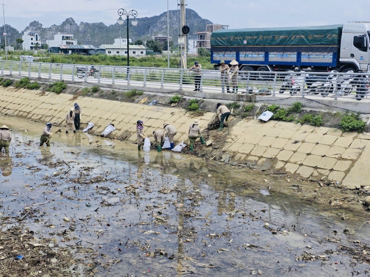 Vứt rác ra lòng sông, kênh mương: Hành vi nhỏ, hậu quả lớn