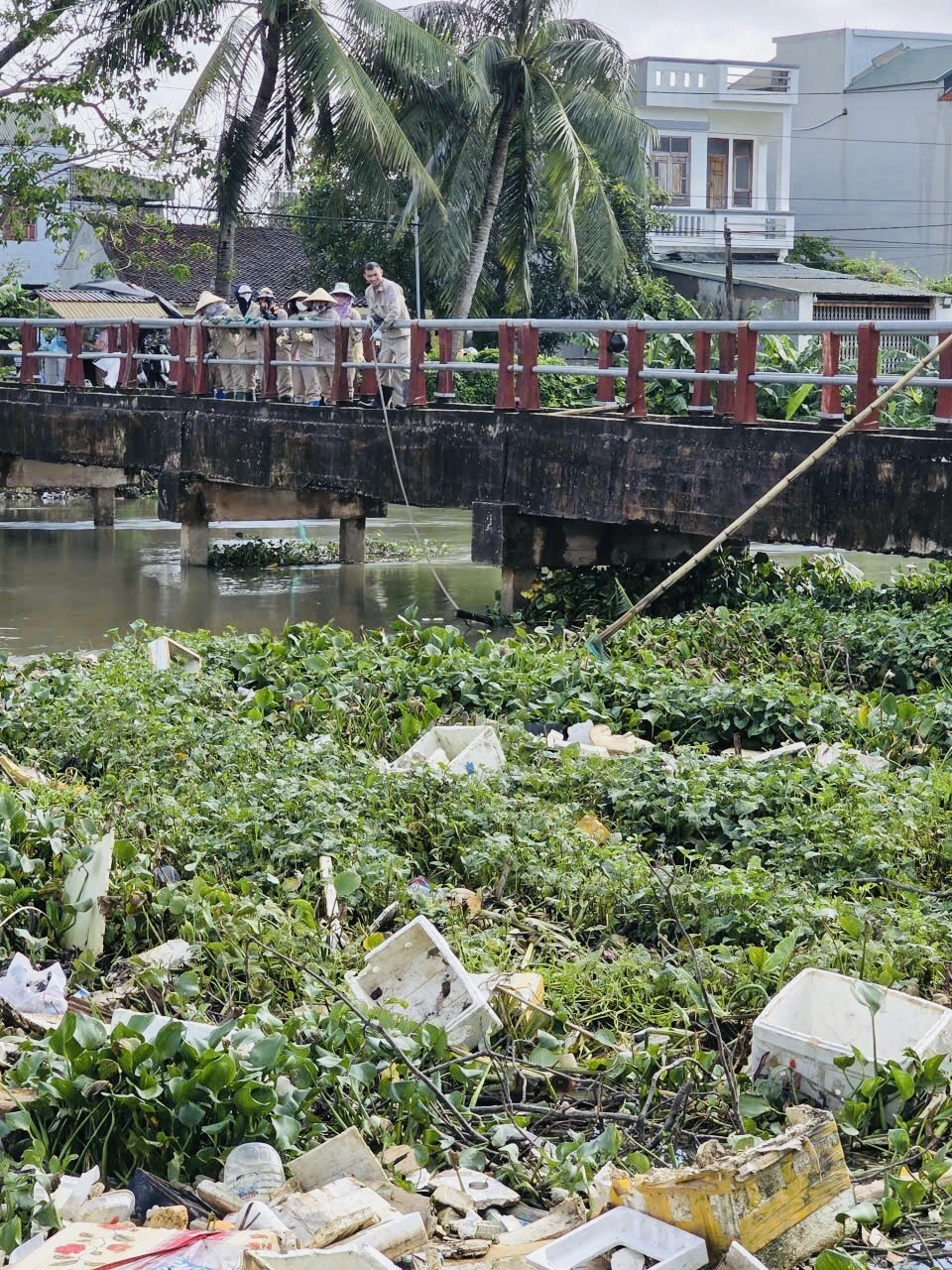 Vứt rác ra lòng sông, kênh mương: Hành vi nhỏ, hậu quả lớn