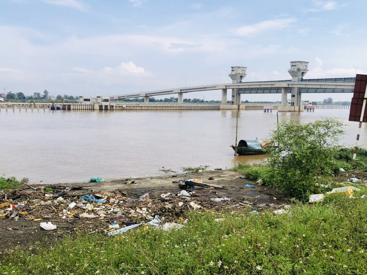 Báo động tình trạng vứt rác ra lòng sông, kênh mương: Hành vi nhỏ, hậu quả lớn