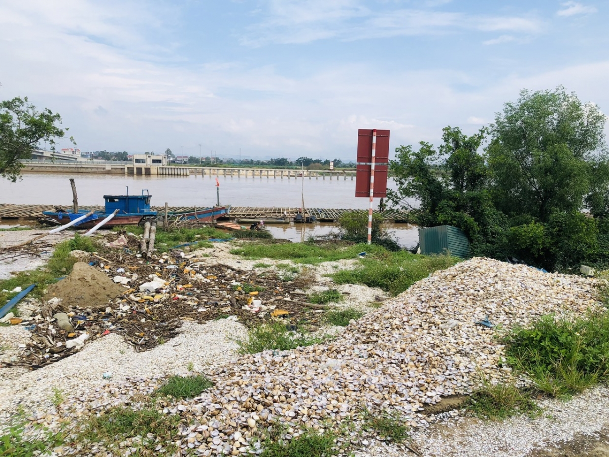 Báo động tình trạng vứt rác ra lòng sông, kênh mương: Hành vi nhỏ, hậu quả lớn