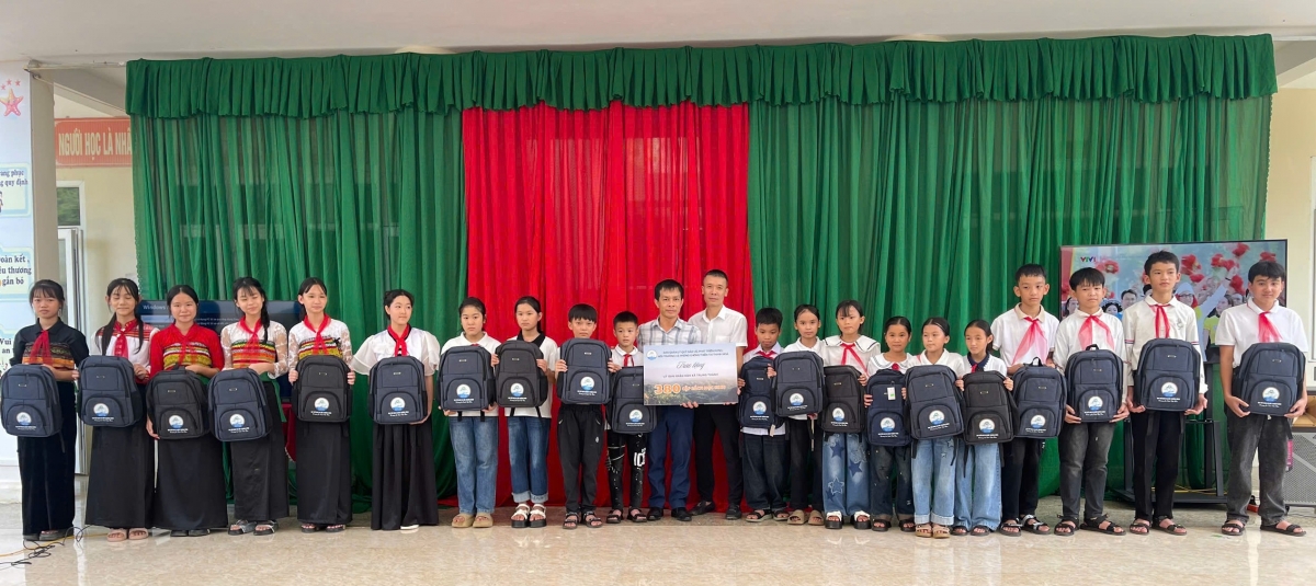 Trao tặng ba lô tuyên truyền bảo vệ rừng - lan tỏa ý thức vì màu xanh tương lai