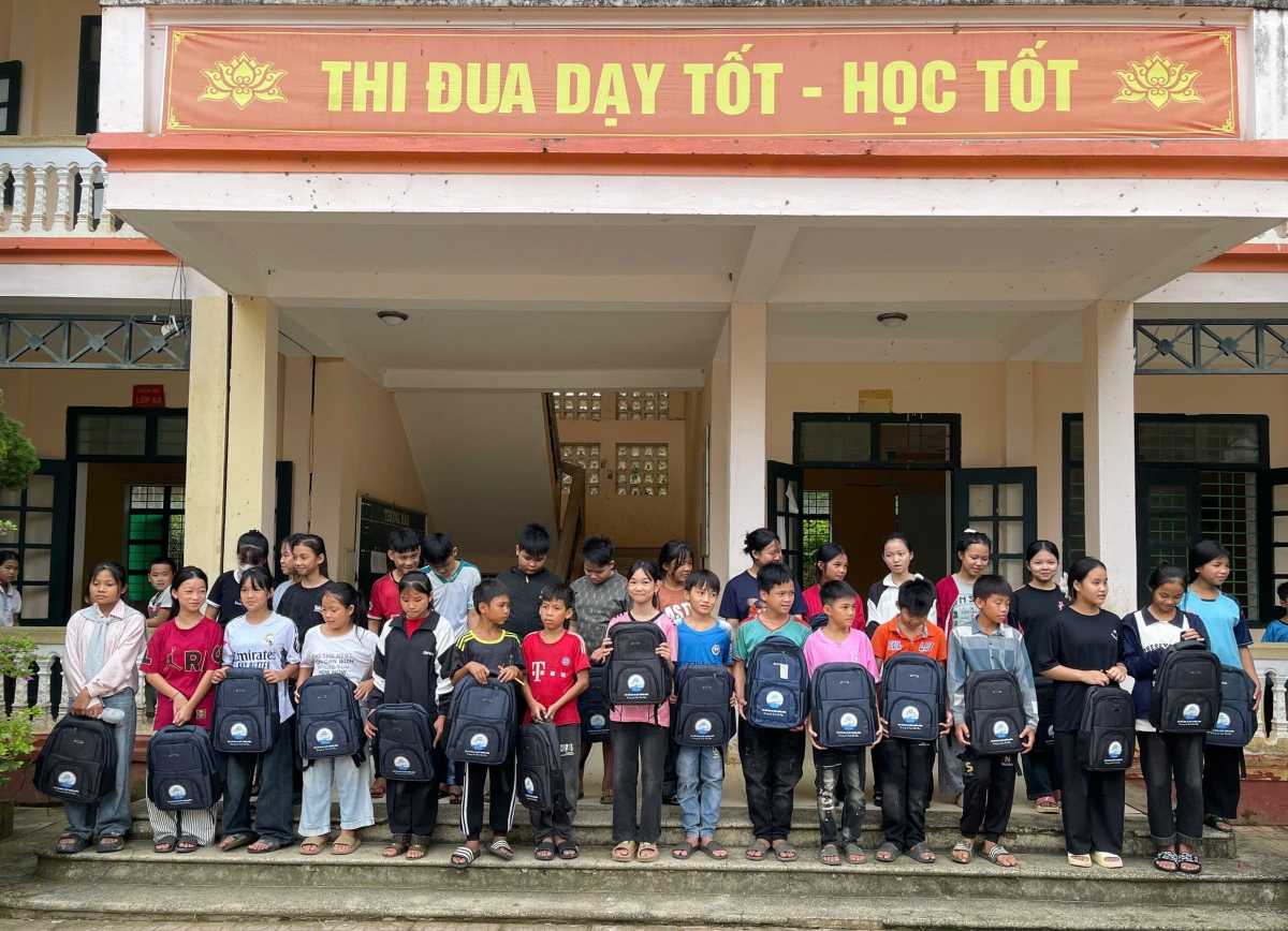 Trao tặng ba lô tuyên truyền bảo vệ rừng - lan tỏa ý thức vì màu xanh tương lai