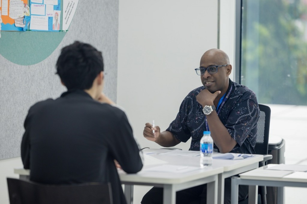 Thí sinh trải nghiệm thi thử IELTS Speaking cùng giáo viên nước ngoài.