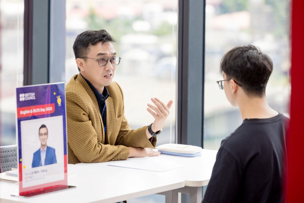 Học sinh tham gia tư vấn 1–1 cùng chuyên gia và cựu du học sinh để nhận những lời khuyên cá nhân hóa