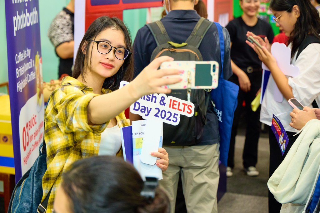 Khu vực photobooth với các hoạt động sôi nổi