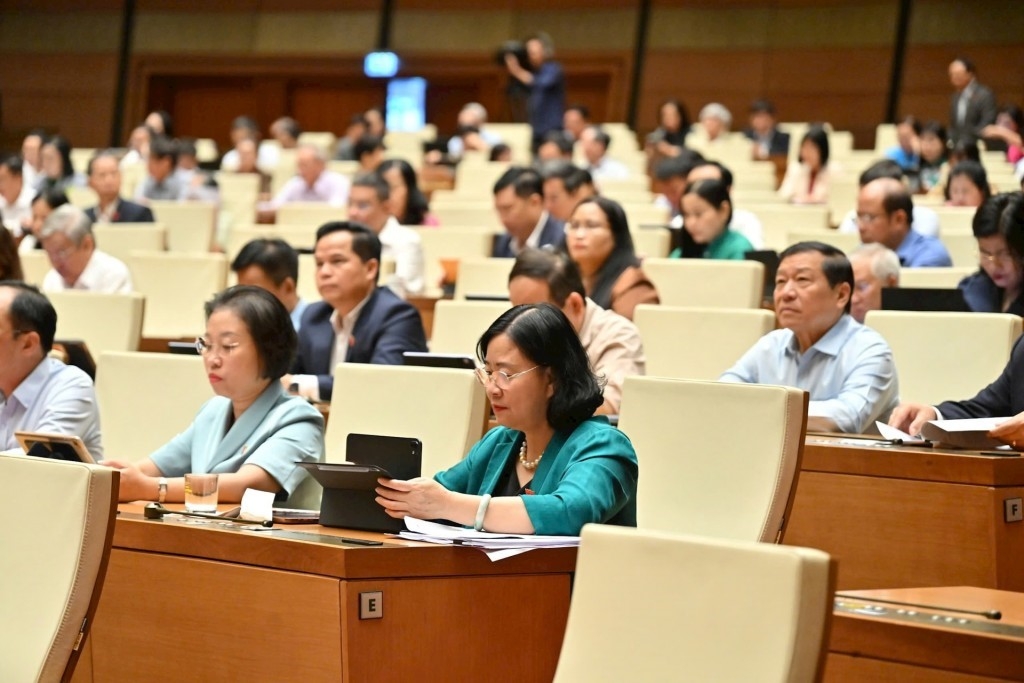 Các đại biểu Quốc hội nghe và thảo luận tại hội trường về Báo cáo của đoàn giám sát và dự thảo Nghị quyết của Quốc hội về kết quả giám sát chuyên đề “việc thực hiện chính sách, pháp luật về bảo vệ môi trường kể từ khi Luật Bảo vệ môi trường năm 2020 có hiệu lực thi hành”