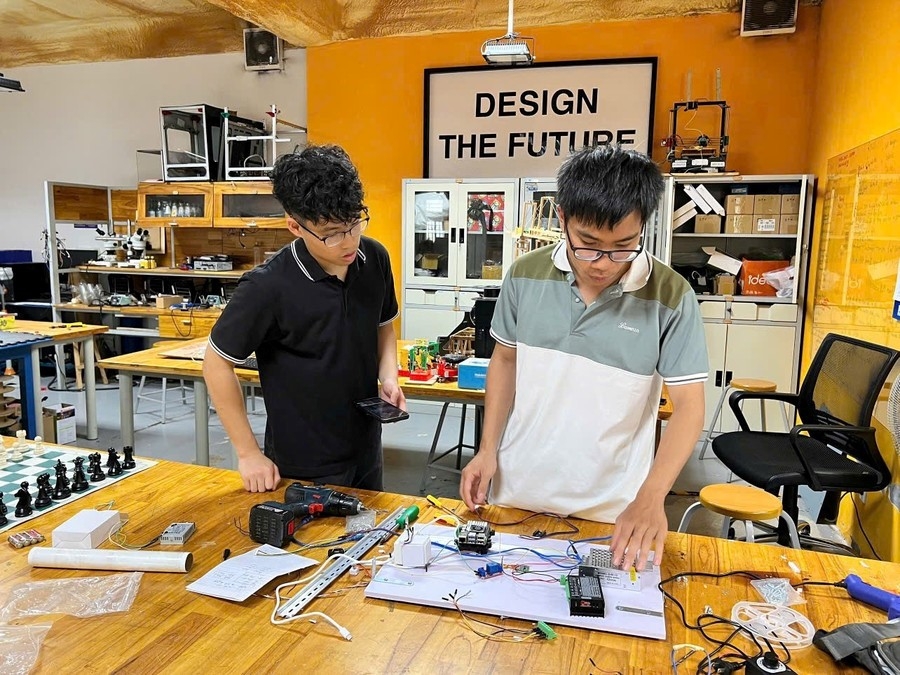 Trưởng nhóm Ngô Vi Khôi Anh, học sinh lớp 11 Trường THPT Vinschool (Hà Nội) và bạn đồng hành trong nghiên cứu