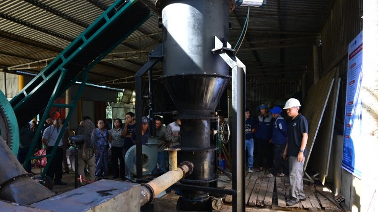 Đội ngũ kỹ thuật hướng dẫn người dân cách vận hành lò khí hóa để sấy nông sản