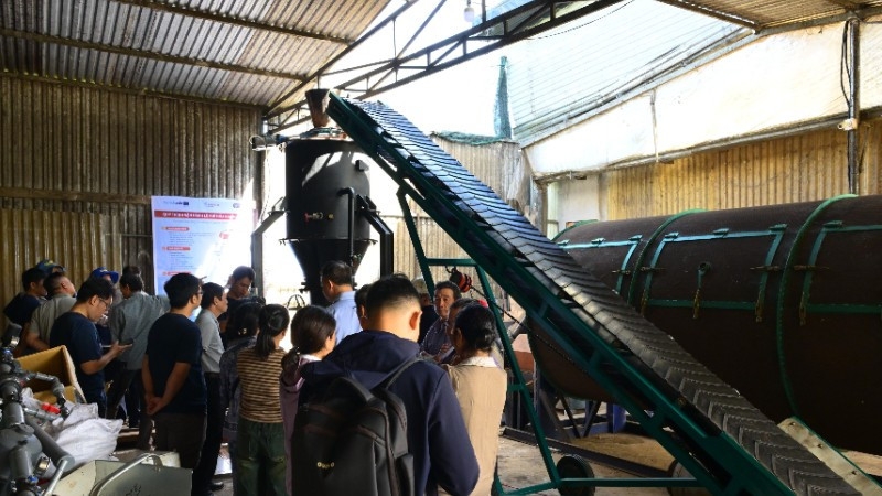 Đại diện Helvetas Việt Nam và các đơn vị phối hợp thực hiện bàn giao lò khí hóa cho Hợp tác xã Nhất Tâm