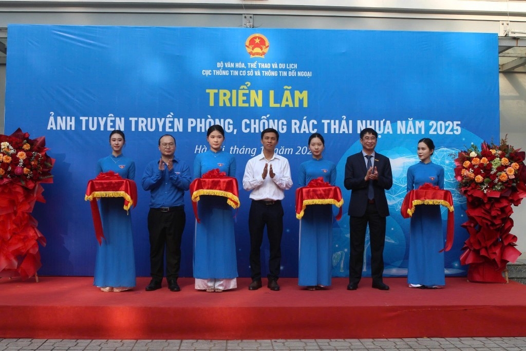 Các đại biểu cắt băng Khai mạc Triển lãm