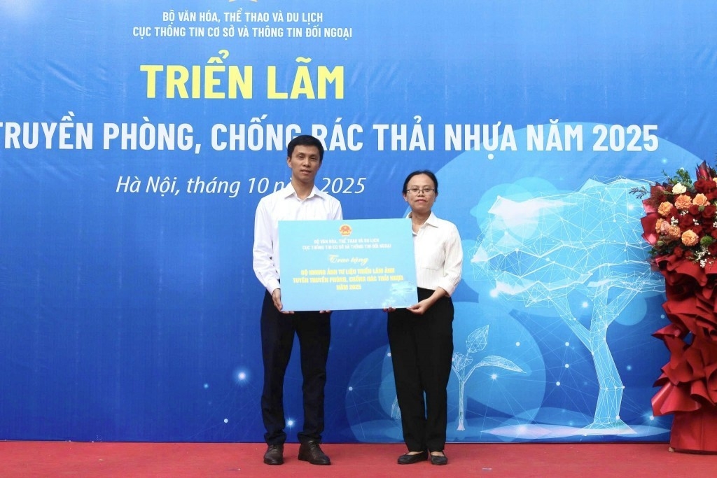 Đại diện Cục Thông tin cơ sở và Thông tin đối ngoại đã trao tặng toàn bộ 100 tác phẩm cho Sở Văn hóa và Thể thao Hà Nội