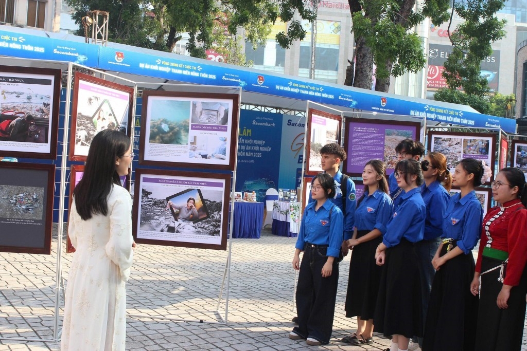 Đoàn viên, thanh niên tham quan triển lãm và chia sẻ thông điệp sống xanh