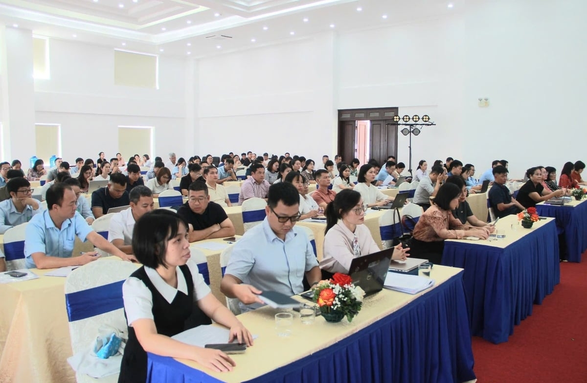 Hội nghị có sự tham gia của hơn 100 đại biểu là đại diện UBND các xã, phường, đặc khu và các đơn vị dịch vụ thu gom, vận chuyển, xử lý chất thải rắn sinh hoạt, vệ sinh công cộng trên địa bàn thành phố Hải Phòng