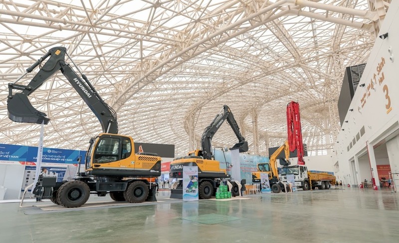 Với chủ đề “Công nghiệp hội tụ - Công nghệ kết nối - Tương lai vươn tầm”, triển lãm thu hút gần 750 gian hàng đến từ hàng trăm doanh nghiệp hàng đầu Việt Nam và các nước. Ảnh: VEC