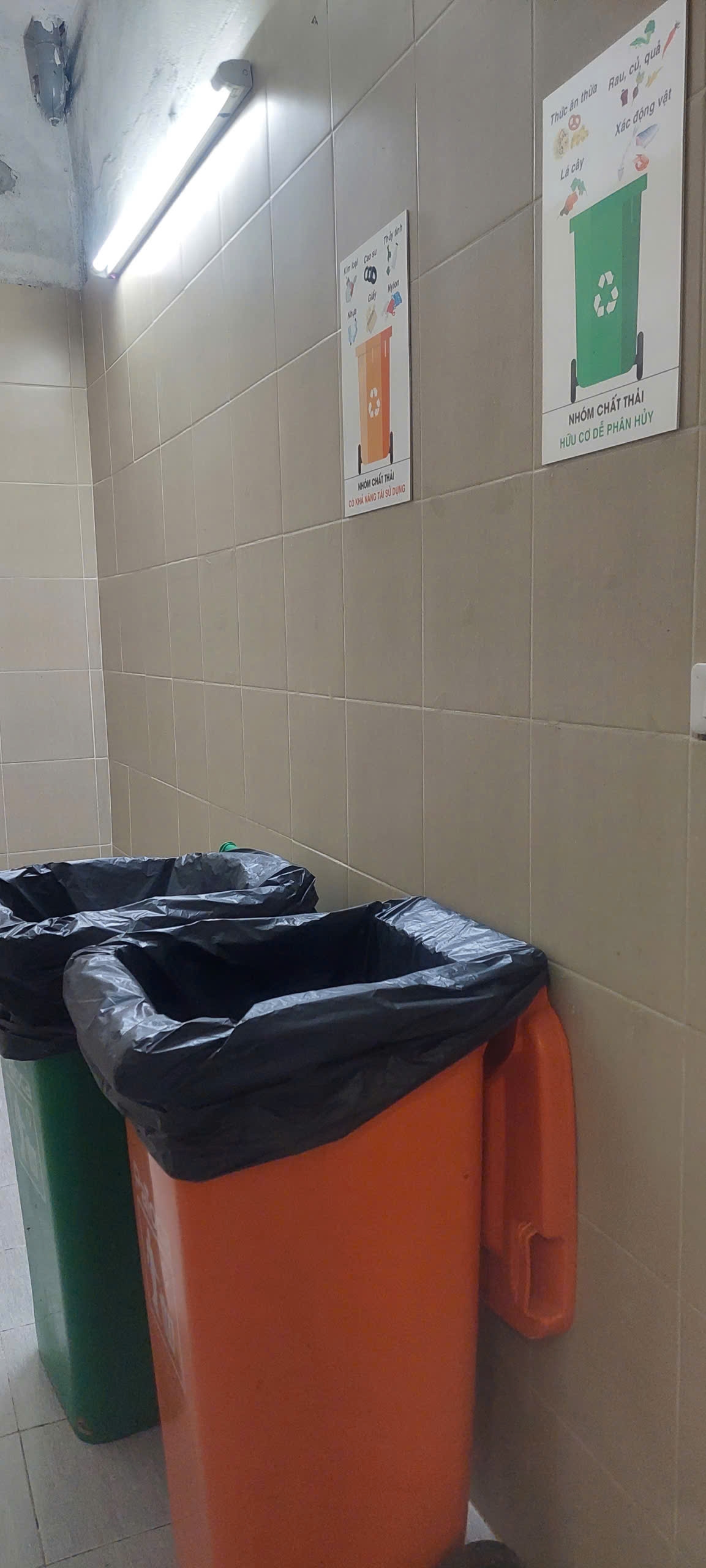 Không camera, không người giám sát, không người thực hiện chế tài xử phạt, bao giờ mới đạt được hiệu quả phân loại rác tại các chung cư Không camera, không người giám sát, không người thực hiện chế tài xử phạt, bao giờ mới đạt được hiệu quả phân loại rác tại các chung cư