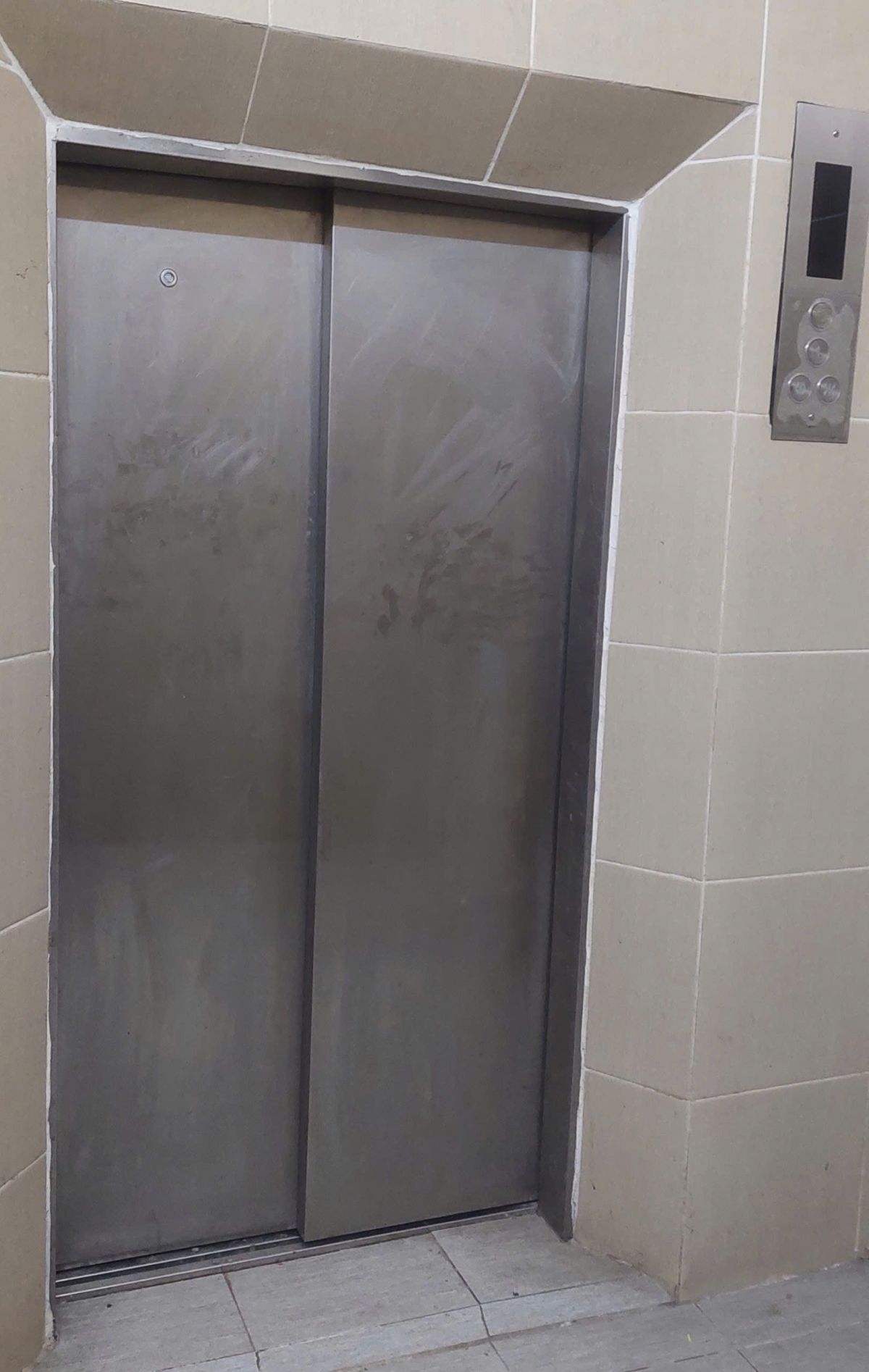 nhiều quy định liên quan phân loại rác thải áp dụng đối với các khu chung cư chưa đồng bộ, thiếu thực tế. Ngay cả tại những nơi có đủ điều kiện về thùng rác phân loại, việc thu gom riêng cũng không được tổ chức bài bản. nhiều quy định liên quan phân loại rác thải áp dụng đối với các khu chung cư chưa đồng bộ, thiếu thực tế. Ngay cả tại những nơi có đủ điều kiện về thùng rác phân loại, việc thu gom riêng cũng không được tổ chức bài bản.