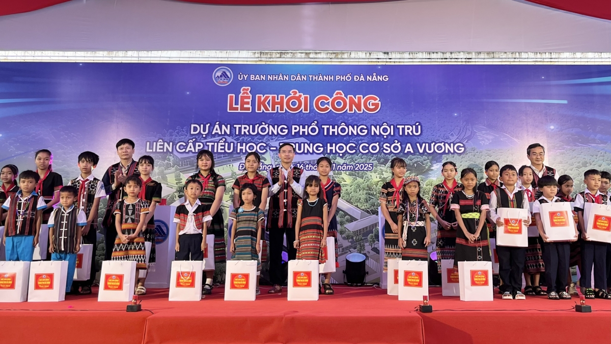 Chủ tịch UBND thành phố Phạm Đức Ấn tặng quà cho học sinh khó khăn tại xã A Vương (Ảnh: danang.gov.vn)