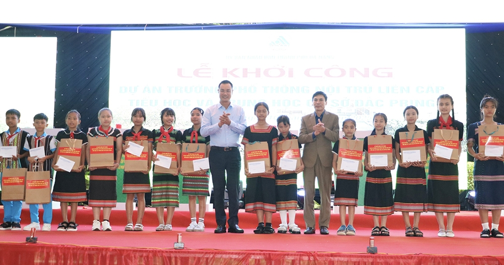 Bí thư Thành ủy Lê Ngọc Quang tặng quà cho các em học sinh đồng bào có hoàn cảnh khó khăn vươn lên trong học tập (Ảnh: cổng TTĐT ĐN)