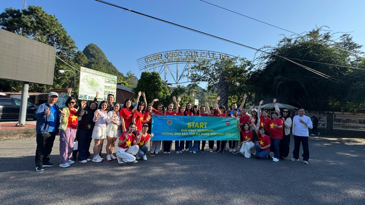 Các cán bộ Viện Hàn lâm Khoa học xã hội Việt Nam tham gia chạy Marathong tại VQG Cát Bà