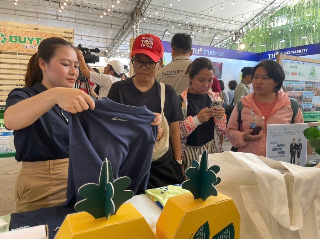 Người tiêu dùng quan tâm đến sản phẩm thời trang tái chế từ xơ sợi lá dứa