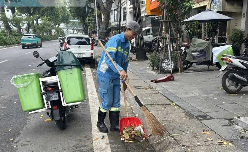 Công nhân vận hành xe đạp điện tiến hành thu gom rác thải trên các tuyến đường thuộc địa bàn Ba Đình. Công nhân vận hành xe đạp điện tiến hành thu gom rác thải trên các tuyến đường thuộc địa bàn Ba Đình.