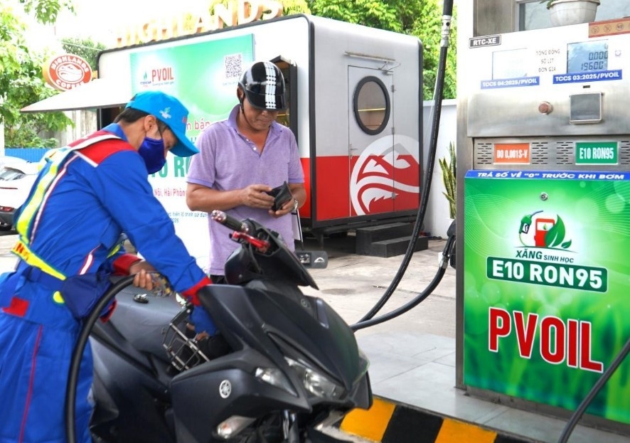 Việc áp dụng E10 được đánh giá là một bước tiến lớn trong chiến lược năng lượng xanh. Ảnh minh họa.