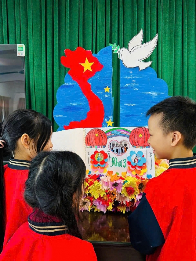 Ấn tượng sáng tạo công nghệ số tác phẩm bích báo tại Tiểu học Lĩnh Nam