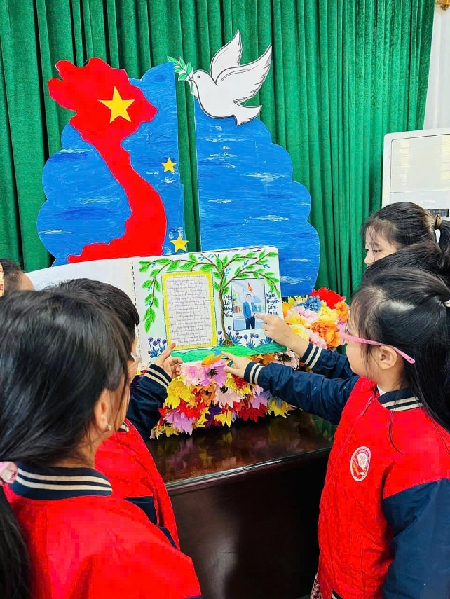 Ấn tượng sáng tạo công nghệ số tác phẩm bích báo tại Tiểu học Lĩnh Nam