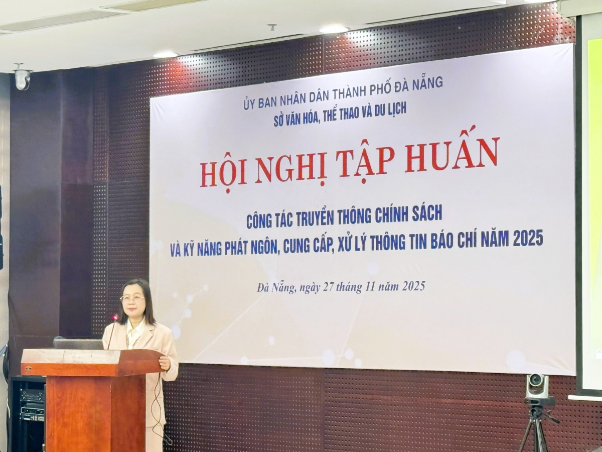 Bà Nguyễn Thu Phượng, Phó Giám đốc Sở Văn hóa, Thể thao và Du lịch trình bày các nội dung quan trọng tại hội nghị