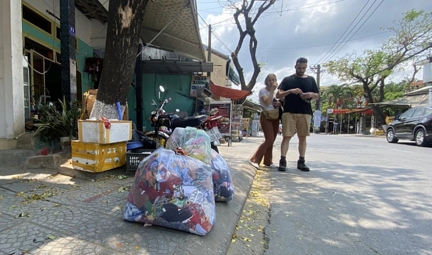 Rác thải ở Hội An (Quảng Nam) được thu gom trong bao tính khối lượng từ năm 2024 Rác thải ở Hội An (Quảng Nam) được thu gom trong bao tính khối lượng từ năm 2024