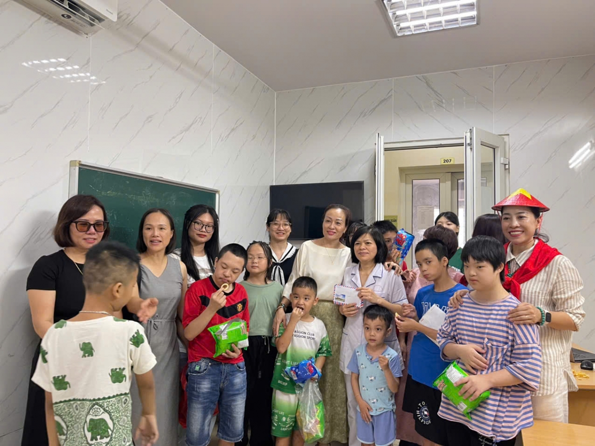 Đoàn thiện nguyện cùng các trẻ em gặp hoàn cảnh khó khăn (Ảnh: Hoàng Trung)