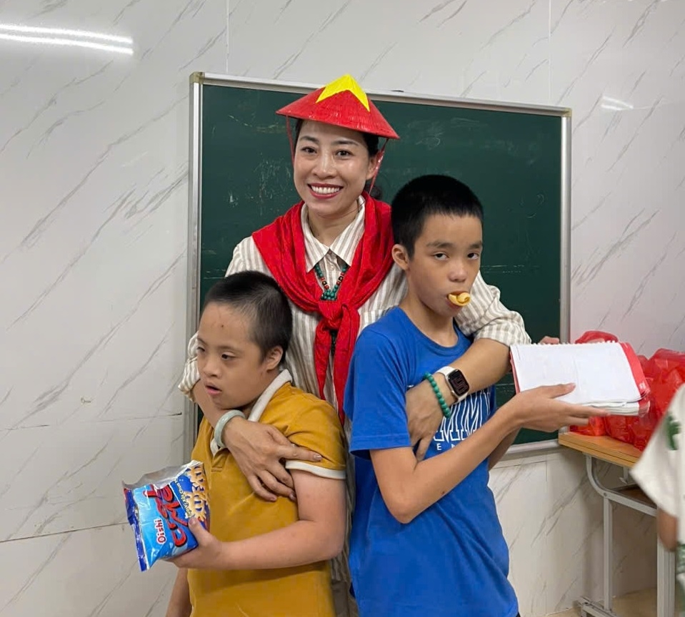 Chị Bích Thủy cùng các em nhỏ thuộc nhóm học sinh đặc biệt. (Ảnh: Hoàng Trung)