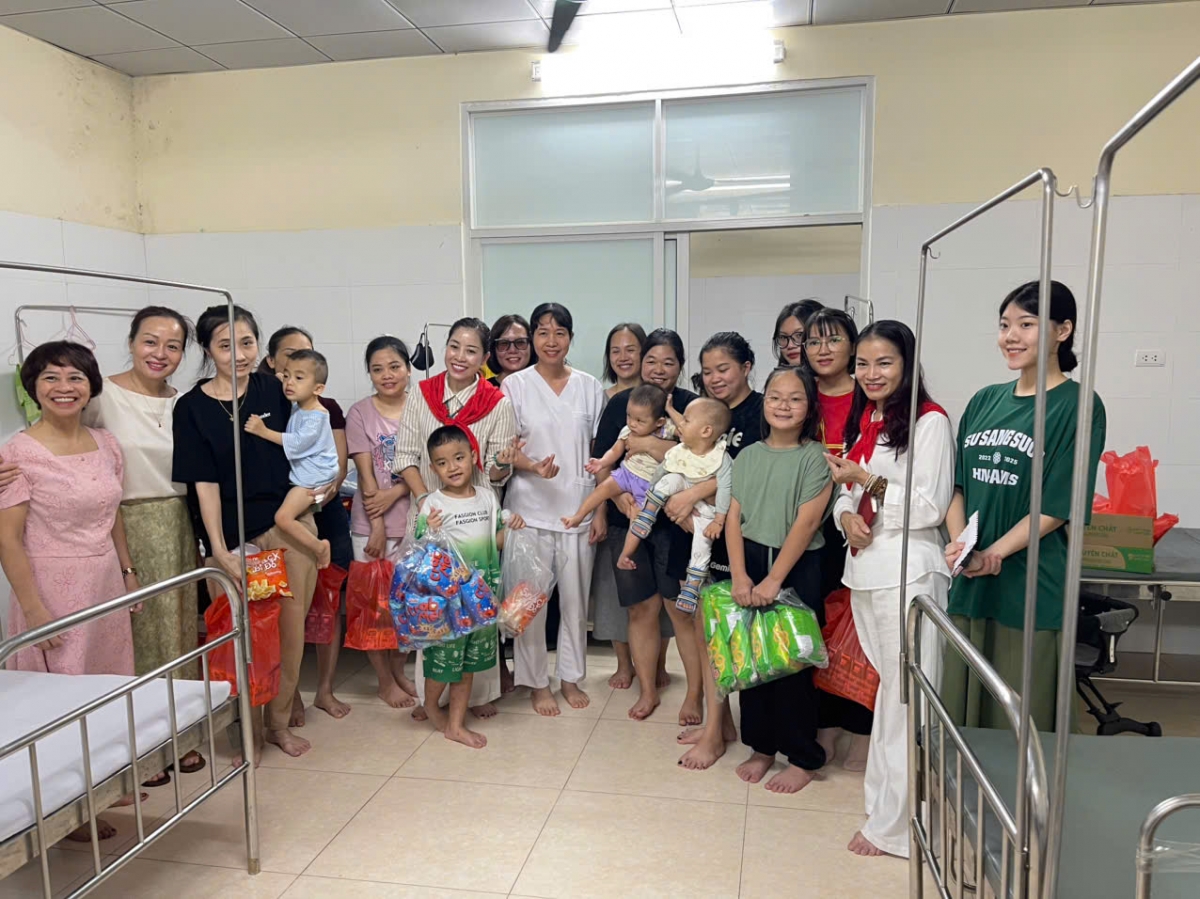 Đoàn thiện nguyện cùng các cán bộ y tế tại Bệnh viện Phục hồi Chức năng (Ảnh: Hoàng Trung)