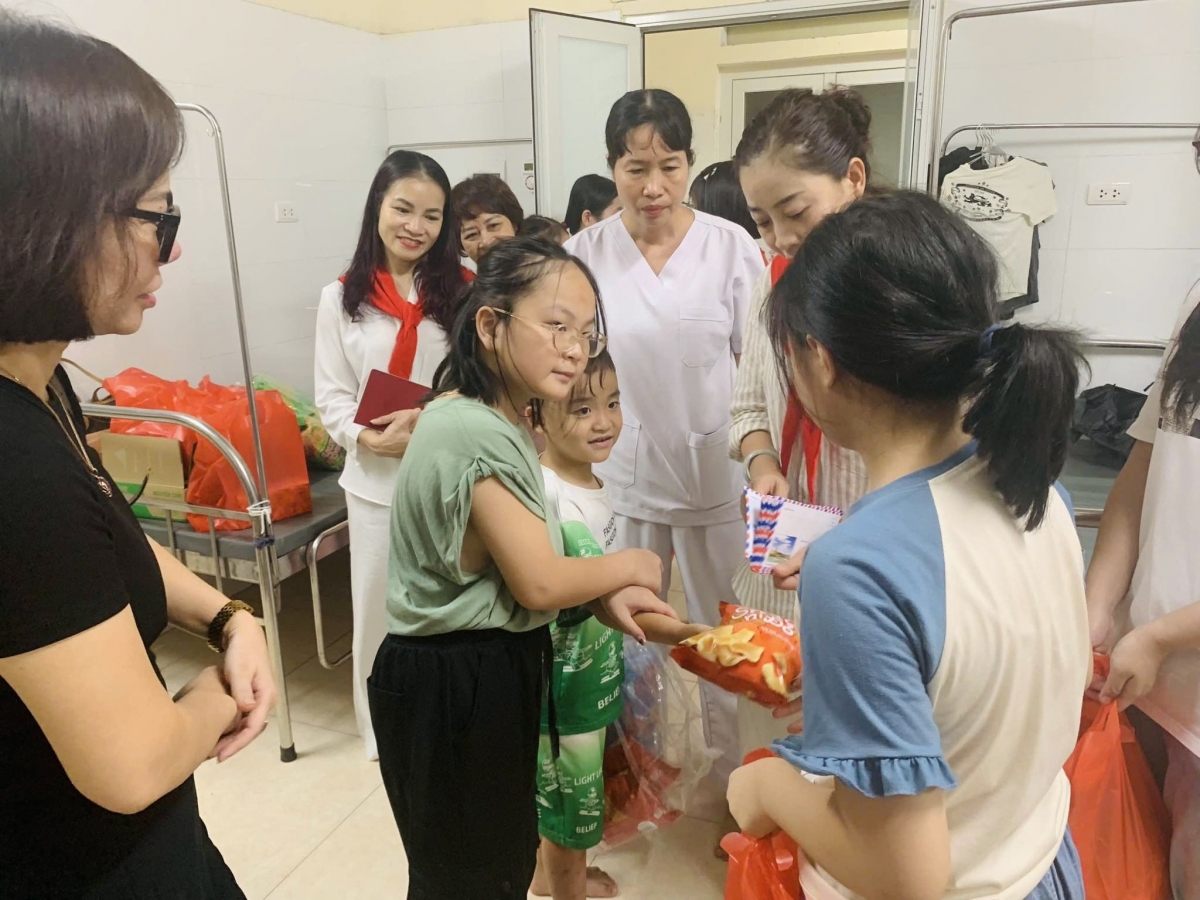 Những món quà giản dị mà đầy tình yêu thương được đoàn thiện nguyện trao đi (Ảnh: Hoàng Trung)