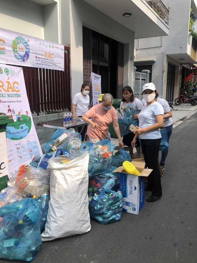 Người dân tại Đà Nẵng tham gia chương trình phân loại rác tại nguồn
