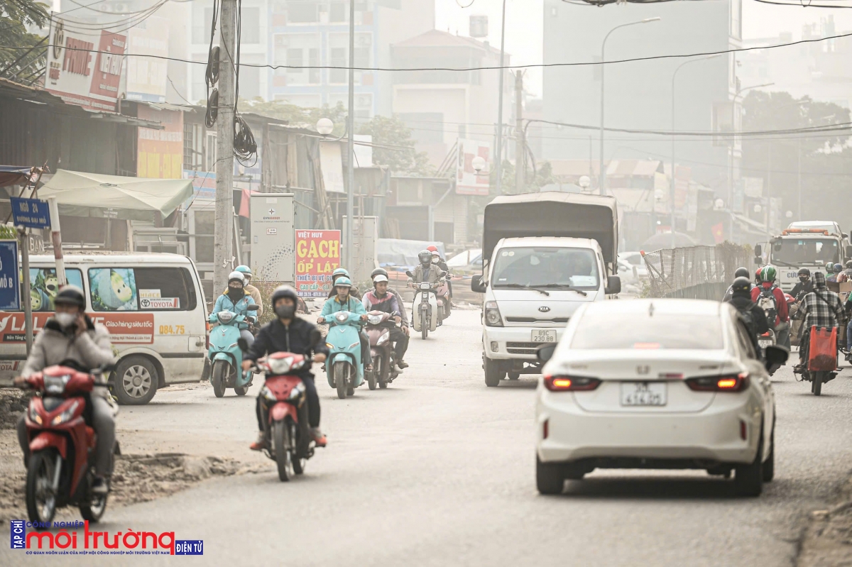 Để giảm thiểu ô nhiễm một cách hiệu quả, Chủ tịch Mạng lưới không khí sạch Việt Nam nhấn mạnh, các cơ quan chức năng cần có những biện pháp quản lý mạnh mẽ, cương quyết để quản lý về khí thải của ô tô, xe máy; phát thải của các khu công nghiệp, làng nghề. (Ảnh minh họa: Đ.H)
