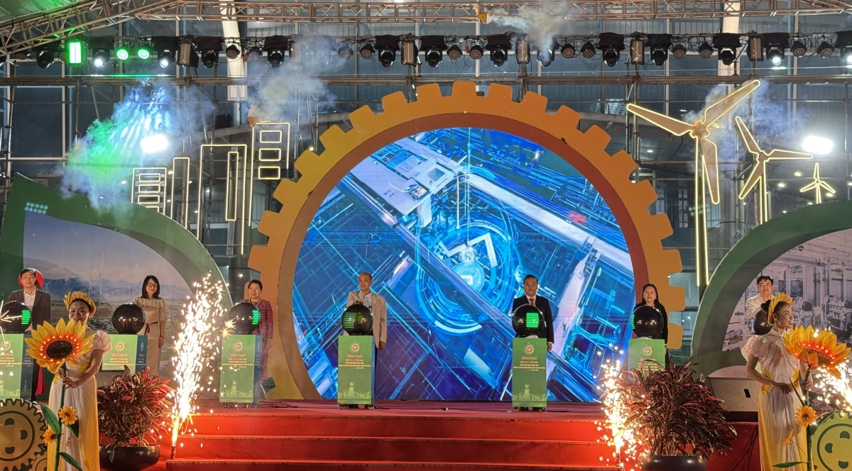 Lễ khai mạc Hội chợ triển lãm hàng công nghiệp nông thôn, hướng tới chuyển đổi xanh và phát triển bền vững năm 2025 tại TP Đà Nẵng