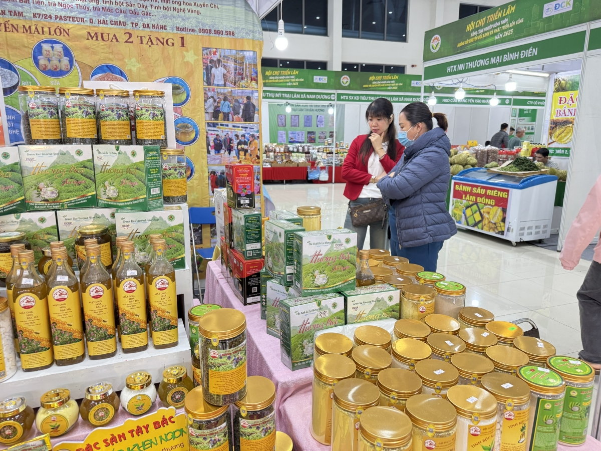 Hội chợ với hàng trăm sản phẩm đã được bình chọn và tôn vinh là sản phẩm công nghiệp nông thôn tiêu biểu cấp quốc gia, cấp khu vực