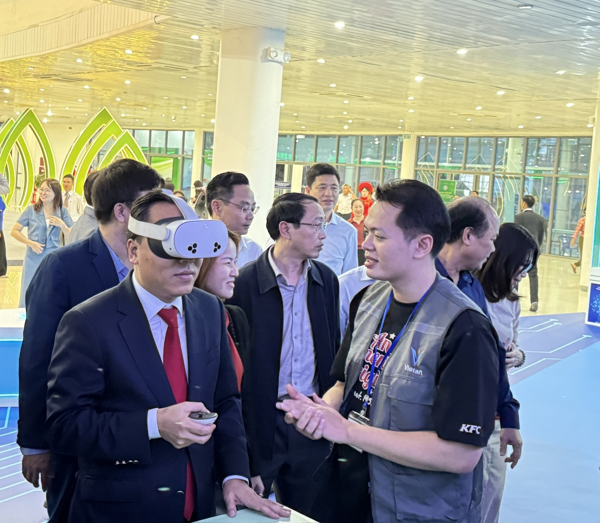 Đại biểu tham quan và trải nghiệm khu triển lãm công nghệ thực tế ảo, công nghệ số