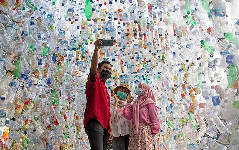 Khách tham quan chụp ảnh trong đường hầm bằng chai nhựa thu từ các con sông trong thành phố Surabaya, tỉnh Đông Java, Indonesia . Ảnh: REUTERS Khách tham quan chụp ảnh trong đường hầm bằng chai nhựa thu từ các con sông trong thành phố Surabaya, tỉnh Đông Java, Indonesia . Ảnh: REUTERS