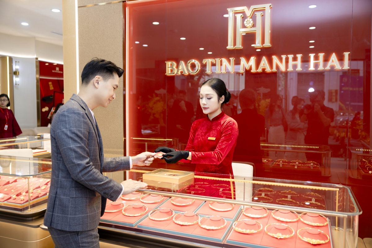 Bảo Tín Mạnh Hải vừa ra mắt sản phẩm Tiểu Kim Cát 1 phân (0,1 chỉ), giúp việc mua vàng tích sản trở nên nhẹ nhàng và linh hoạt hơn. Bảo Tín Mạnh Hải vừa ra mắt sản phẩm Tiểu Kim Cát 1 phân (0,1 chỉ), giúp việc mua vàng tích sản trở nên nhẹ nhàng và linh hoạt hơn.