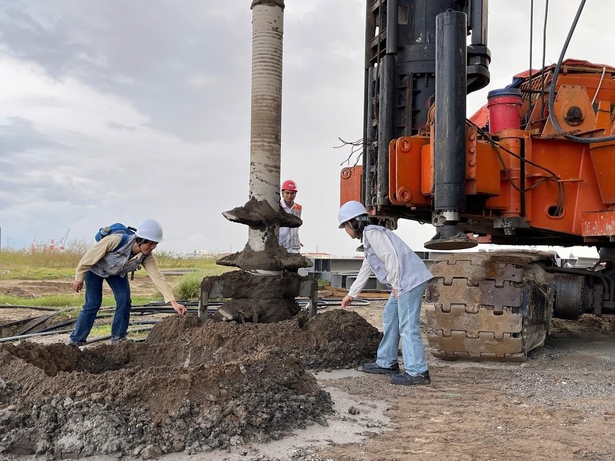 Cán bộ kỹ thuật Viện Khoa học Địa chất và Khoáng sản kiểm tra độ hạt CMD mẫu lõi khoan (Ảnh: Nguyễn Như Trường) Cán bộ kỹ thuật Viện Khoa học Địa chất và Khoáng sản kiểm tra độ hạt CMD mẫu lõi khoan (Ảnh: Nguyễn Như Trường)
