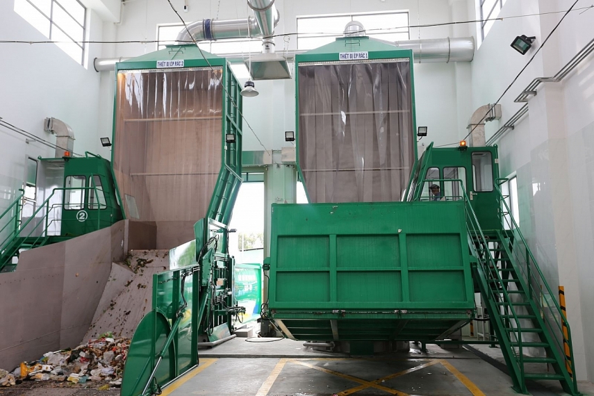 Hai thiết bị ép rác với công suất 100 tấn/đầu ép/ngày Hai thiết bị ép rác với công suất 100 tấn/đầu ép/ngày