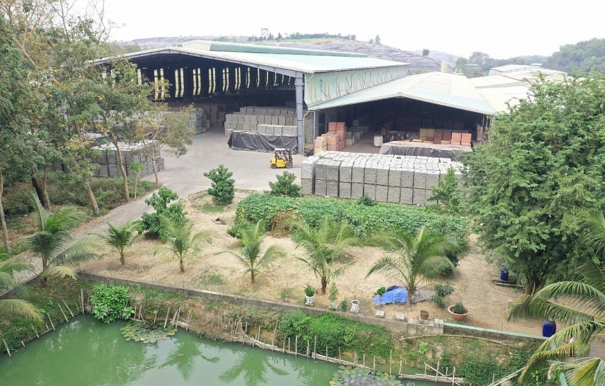 Khu tái chế xanh với các sản phẩm gạch tái chế từ chất thải Các sản phẩm gạch tự chèn, bê tông tro tái chế từ tro xỉ sau đốt phát điện là những vật liệu xây dựng có ích cho xã hội