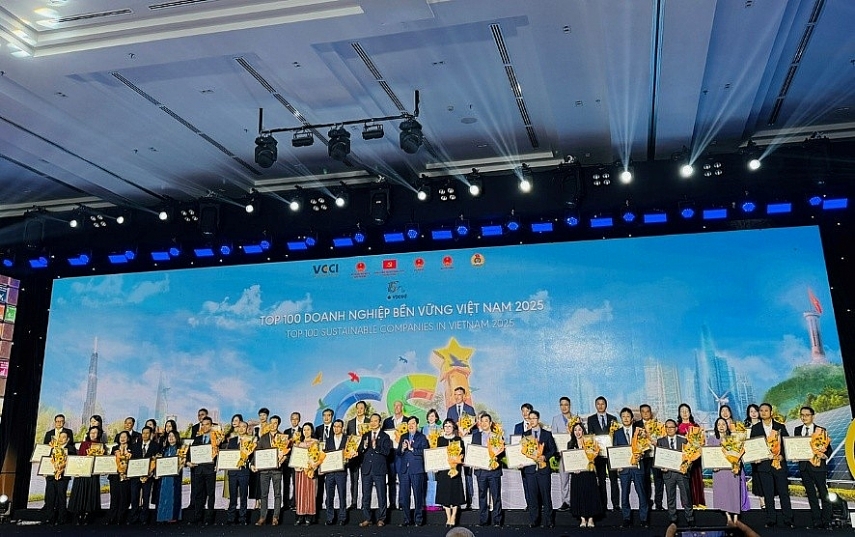 Các DN trong Top 100 DN bền vững tại Việt Nam 2025 được vinh danh Các DN trong Top 100 DN bền vững tại Việt Nam 2025 được vinh danh