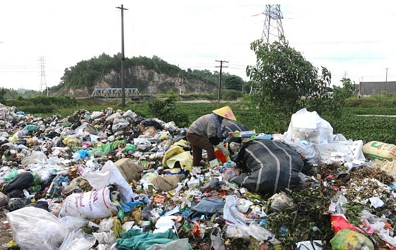 Mỗi người dân nông thôn Việt Nam thải ra khoảng 0,727 kg chất thải rắn/ngày Mỗi người dân nông thôn Việt Nam thải ra khoảng 0,727 kg chất thải rắn/ngày