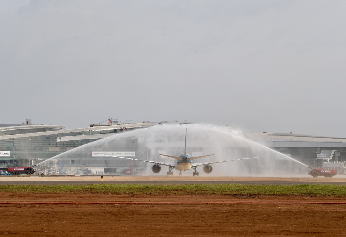 Máy bay Boeing 787 hạ cánh thành công xuống Sân bay Long Thành Máy bay Boeing 787 hạ cánh thành công xuống Sân bay Long Thành