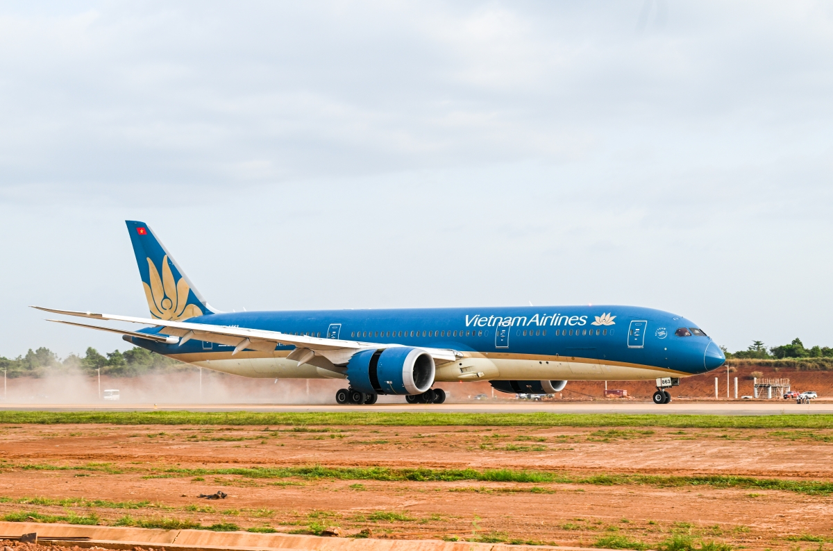 Máy bay Boeing 787 hạ cánh thành công xuống Sân bay Long Thành Máy bay Boeing 787 hạ cánh thành công xuống Sân bay Long Thành