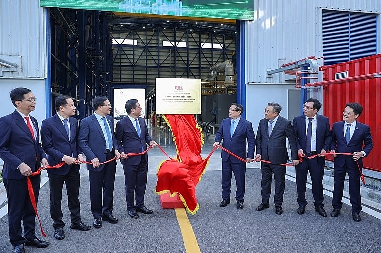 Thủ tướng Phạm Minh Chính và các đại biểu dự Lễ khánh thành Nhà máy Điện khí LNG Nhơn Trạch 3 và 4 và thực hiện nghi thức gắn biển Công trình chào mừng Đại hội XIV của Đảng - Ảnh: VGP/Nhật Bắc Thủ tướng Phạm Minh Chính và các đại biểu dự Lễ khánh thành Nhà máy Điện khí LNG Nhơn Trạch 3 và 4 và thực hiện nghi thức gắn biển Công trình chào mừng Đại hội XIV của Đảng - Ảnh: VGP/Nhật Bắc