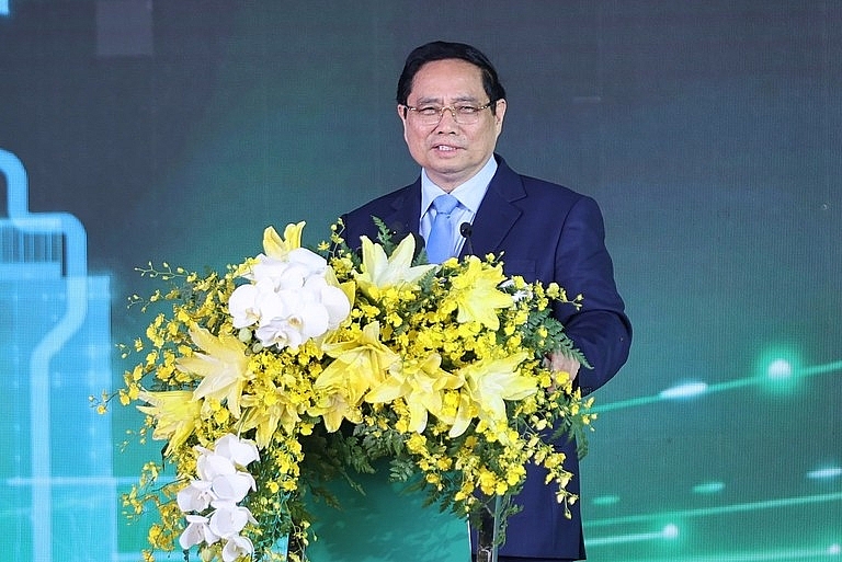 Thủ tướng khẳng định, với hơn 9 tỷ kWh điện cung cấp mỗi năm từ Dự án, việc đưa vào vận hành tổ hợp nhà máy LNG đầu tiên của Việt Nam đã đặt nền móng cho thị trường điện khí của đất nước - Ảnh: VGP/Nhật Bắc Thủ tướng khẳng định, với hơn 9 tỷ kWh điện cung cấp mỗi năm từ Dự án, việc đưa vào vận hành tổ hợp nhà máy LNG đầu tiên của Việt Nam đã đặt nền móng cho thị trường điện khí của đất nước - Ảnh: VGP/Nhật Bắc